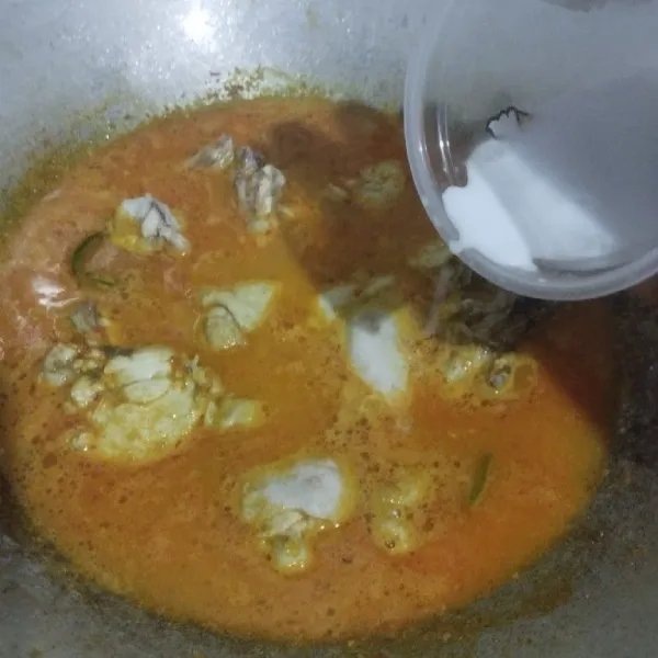 Masukkan santan kental, aduk jangan sampai santan pecah. Masak sampai bumbu meresap dan air menyusut.