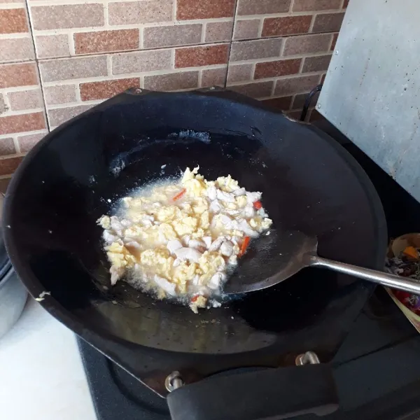 Masukkan air, telur, dan cabai, masak hingga mendidih.