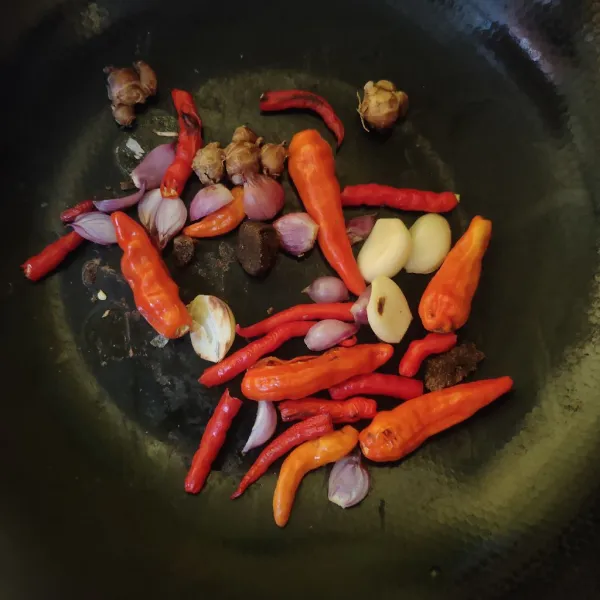 Panggang cabai, bawang merah, bawang putih, kencur, dan terasi hingga layu, lalu ulek.