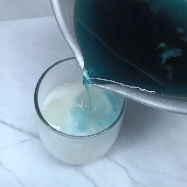 Masukkan seduhan bunga telang. Aduk rata.
