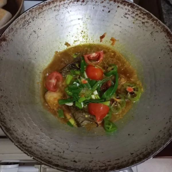 Masukkan irisan bawang daun, tomat dan cabe gendot, koreksi rasa.