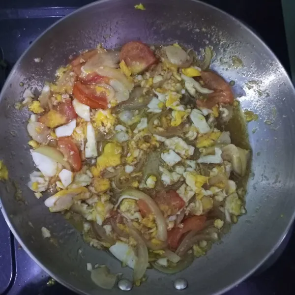 setelah bumbunya menyerap masakan siap disajikan dengan nasi.