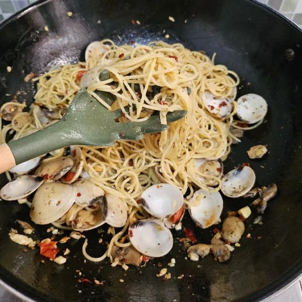 Masak hingga bumbu meresap, koreksi rasanya kemudian matikan api.