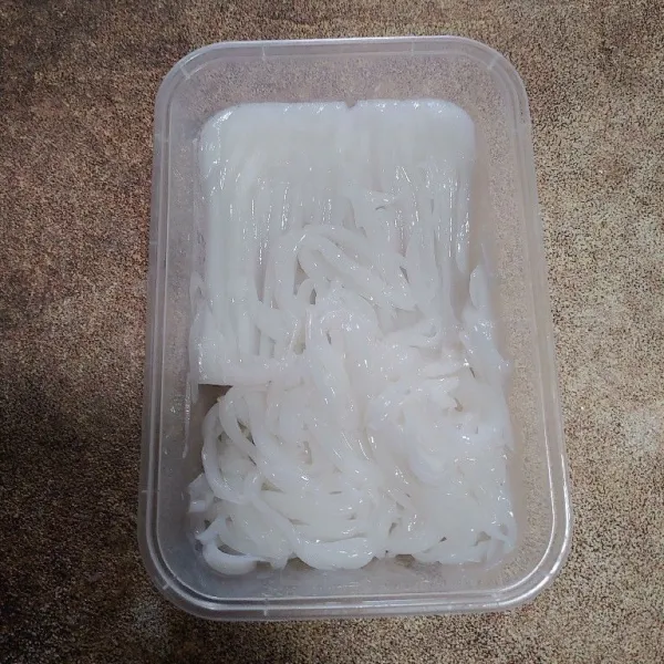 Setelah jelly dingin, serut menggunakan serutan kelapa.