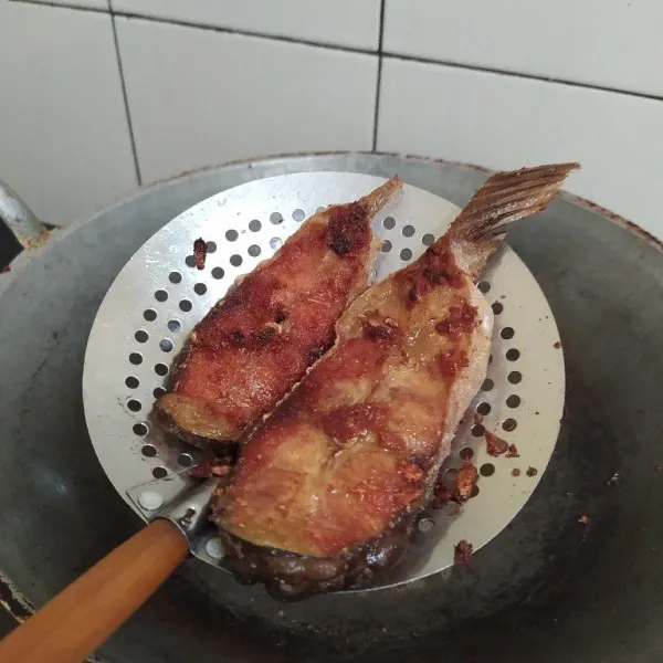 Goreng ikan hingga matang, angkat lalu tiriskan.