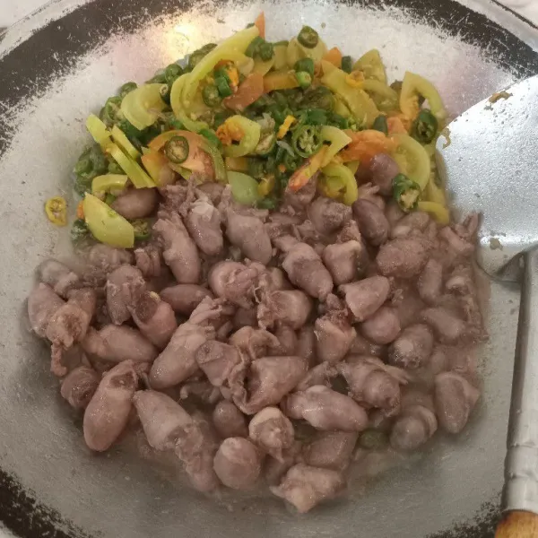 Masak hingga berwarna lebih gelap kecoklatan dan masukkan garam, kaldu ayam, penyedap rasa, dan gula. Aduk hingga tercampur rata.