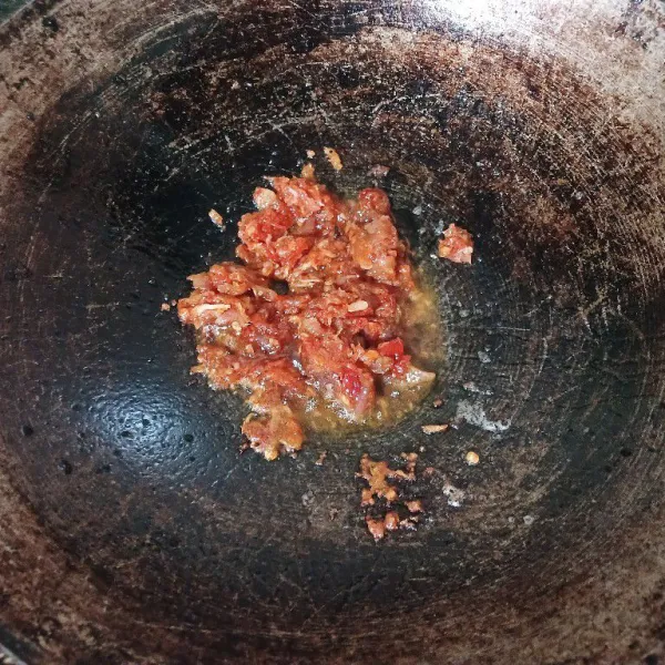 Panaskan sedikit minyak, tumis bumbu halus hingga wangi.