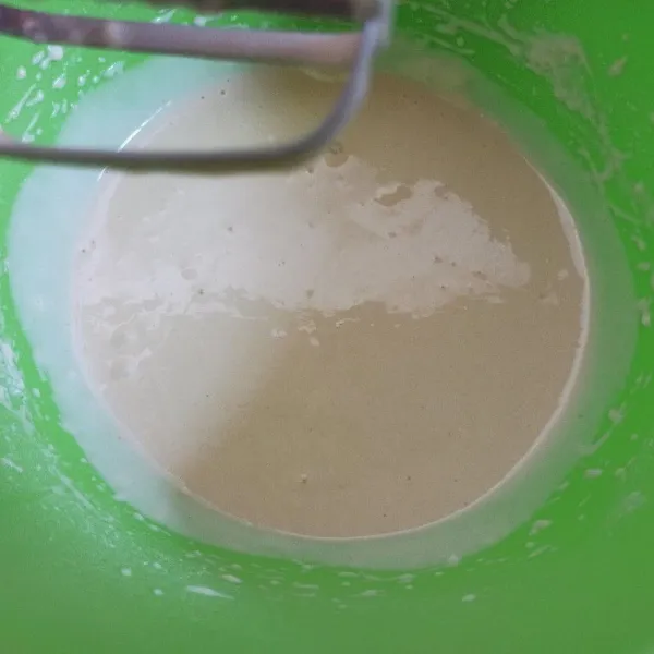 Campur jadi satu tepung terigu, tepung tapioka, telur, gula pasir, vanili dan air, aduk menggunakan mixer hingga adonan tercampur rata.