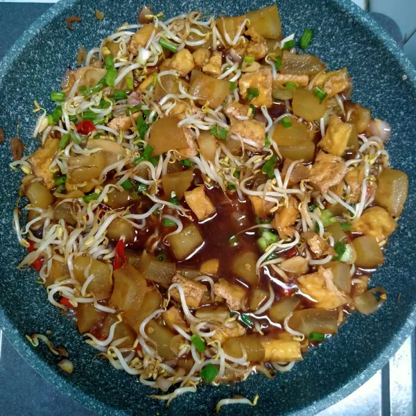 Masukkan air beri irisan daun bawang dan saus tiram setelah matang siap disajikan.
