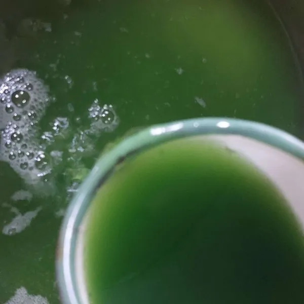 Campur jus pandan, beras dan sisa air.