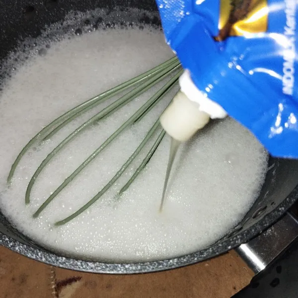 Masak dengan api sedang sambil diaduk, tambahkan krimer kental manis.