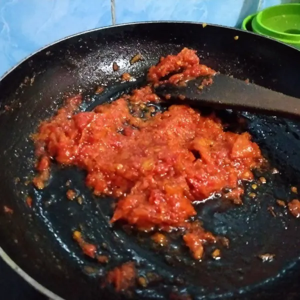 Terus masak hingga sambal berubah warna menjadi pekat, lalu tes rasanya. Setelah matang bisa simpan di wadah tertutup atau simpan di kulkas