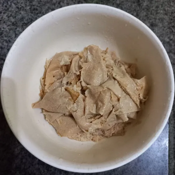 Bilas kerak tahu dan tiriskan.