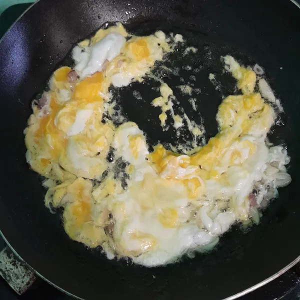 Orak-arik telur sampai matang.