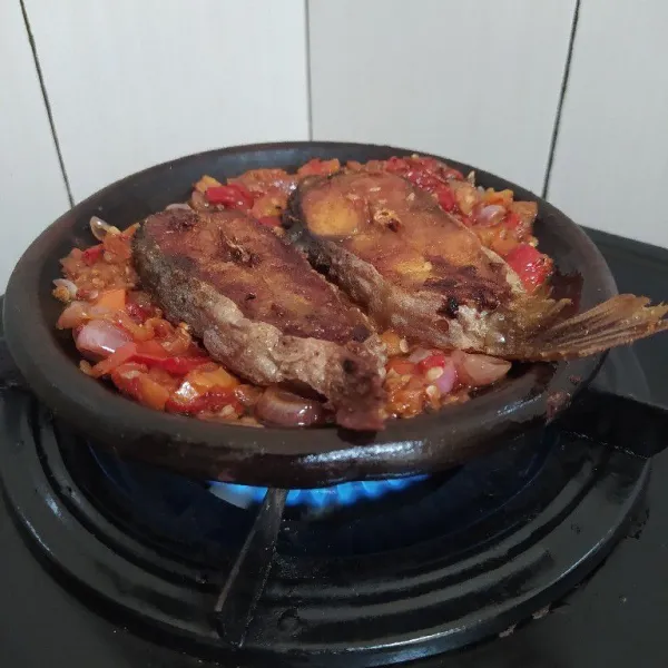 Masak hingga tomat layu lalu masukkan ikan patin yang telah digoreng tadi. Sajikan.