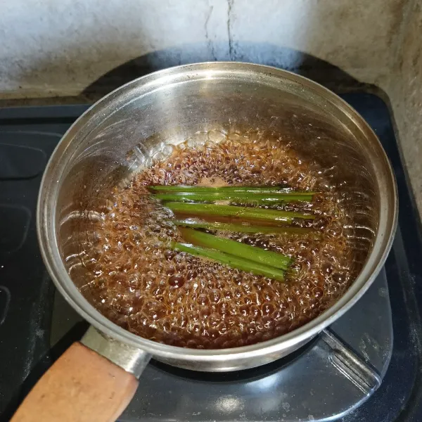 Masak sampai gula larut dan sedikit mengental.