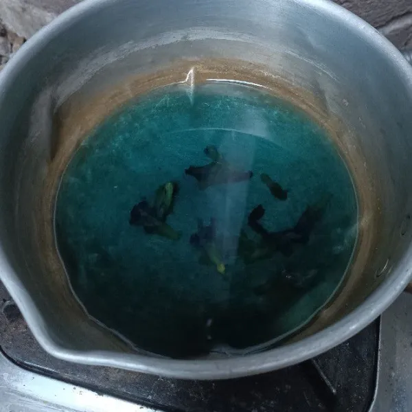 Rebus bunga telang dengan air hingga warnanya menjadi pekat. Dinginkan.