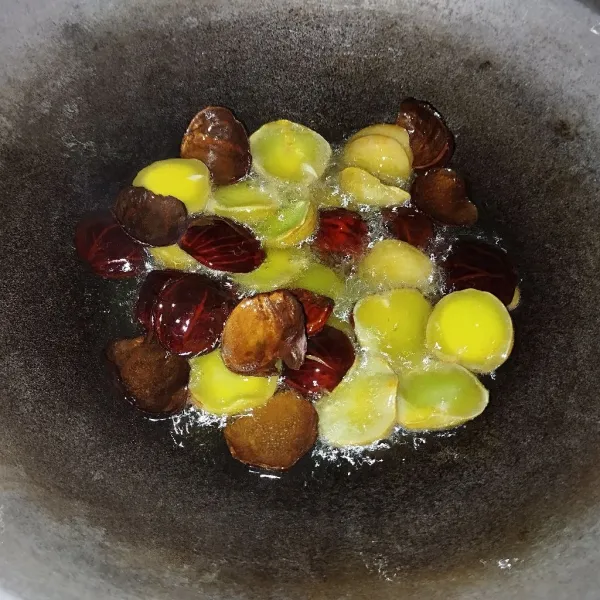 Goreng jengkol hingga matang, kemudian masukkan ke dalam air.