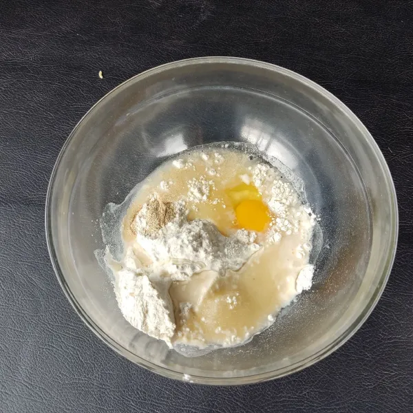 Campur tepung terigu protein tinggi, tepung terigu protein rendah, gula, telur, dan air, mixer menggunakan kecepatan rendah hingga tercampur rata