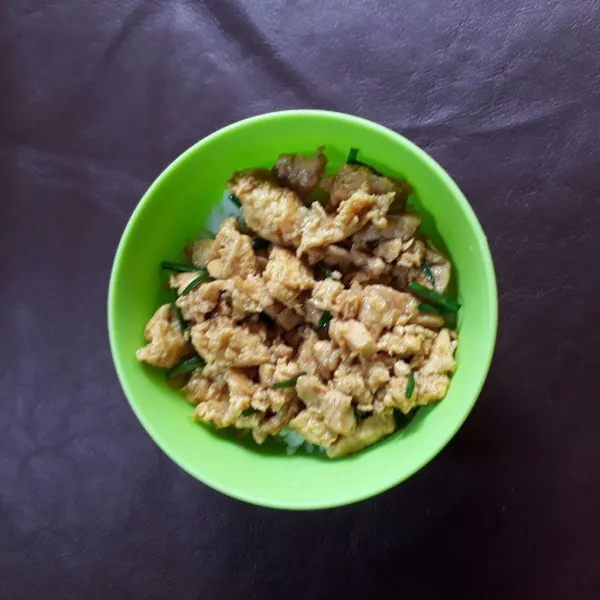 Masukkan secukupnya nasi ke dalam cetakan, tekan-tekan. Isi dengan ayam kecap, tumpuk lagi dengan nasi dan tekan-tekan. Keluarkan dari cetakan dan sajikan.