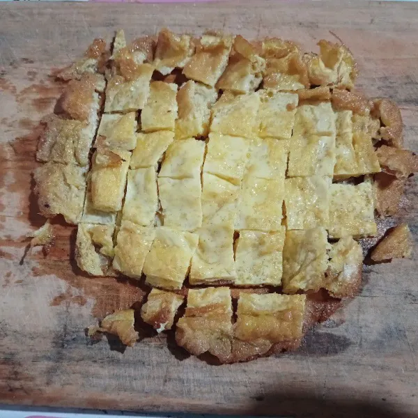 Buat dadar tipis, angkat dan potong kotak kecil. Sisihkan.