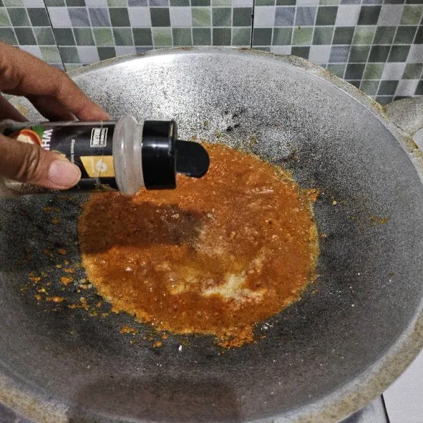Masukkan semua bahan bumbu seasoning aduk rata. Tumis hingga berubah warna dan bau langu bumbu hilang. Koreksi rasanya kemudian matikan api.