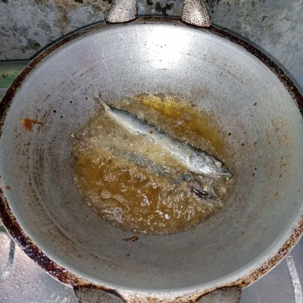 Goreng ikan pindang sampai matang kemudian suwir-suwir.