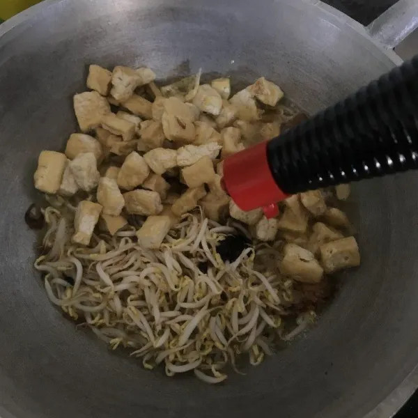 Tambahkan saos tiram, kecap, dan lada bubuk.