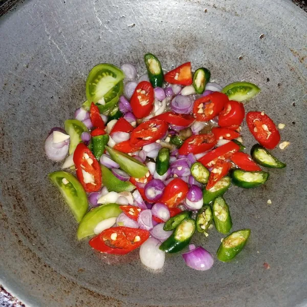 Tumis bumbu sampai harum dan layu.