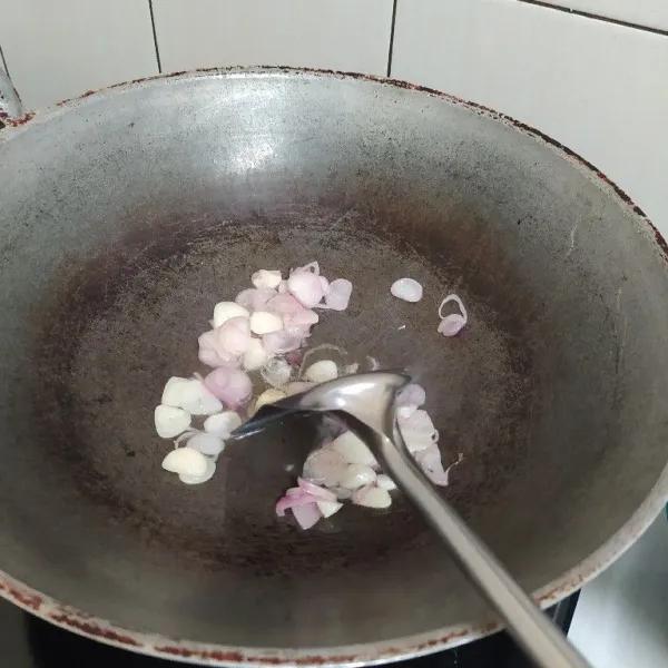 Tumis bawang merah dan bawang putih hingga harum.