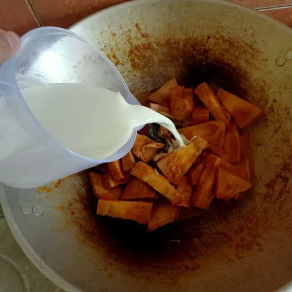 Masukkan sayur nangka dan santan.