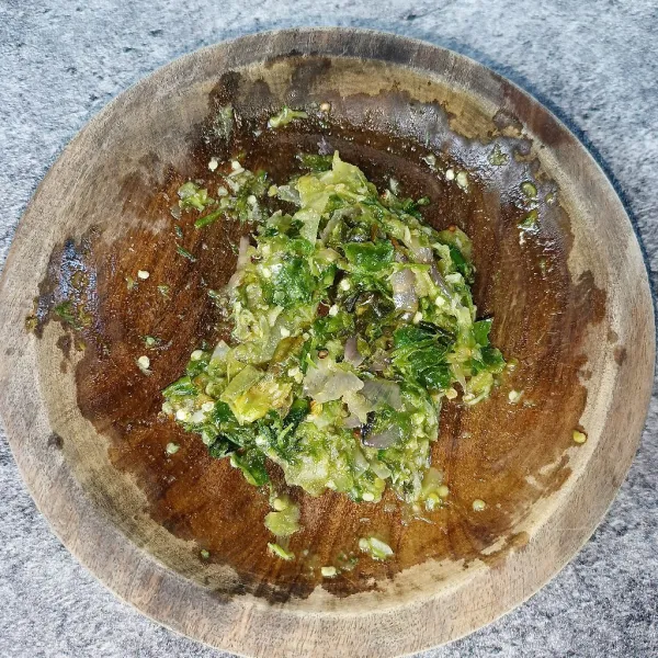 Ulek sambal sampai tingkat kehalusan yang diinginkan.
