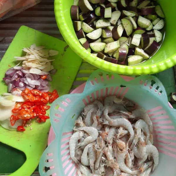 Siapkan semua bahan yang akan digunakan dan rajang semua bumbu.