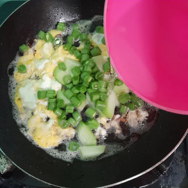 Tambahkan air, masak sebentar.