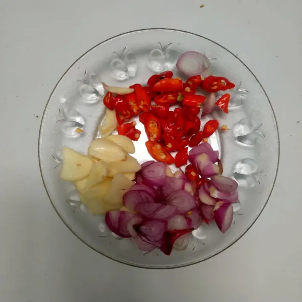 Siapkan bawang merah, bawang putih, dan cabai rawit iris.