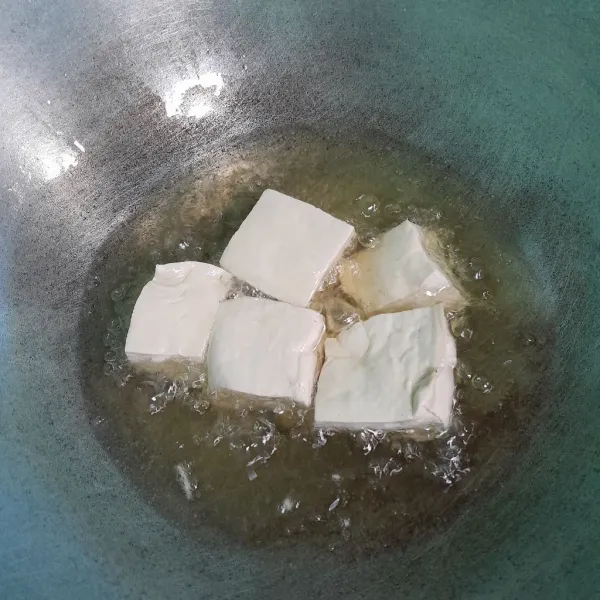 Goreng tahu sampai kuning keemasan.