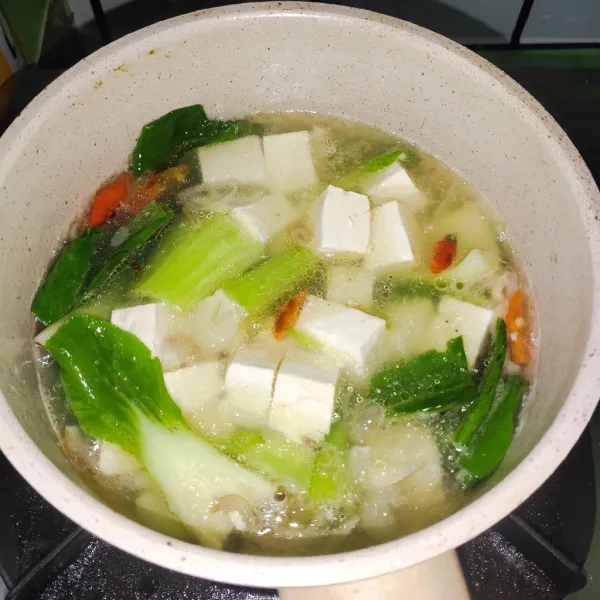 Beri garam, gula dan lada.  Masak sampai pakcoy mateng.