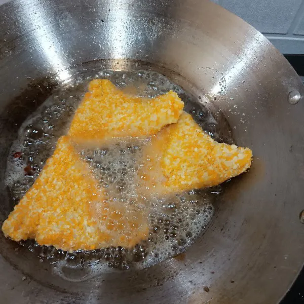 Jika dalam keadaan beku. Pastikan suhunya normal atau suhu ruang. Baru goreng diminyak panas hingga kecoklatan.