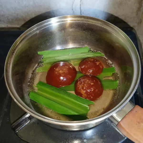 Rebus gula aren, air dan daun pandan.