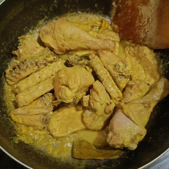 Masak hingga bumbu meresap dan air sat atau bersisa sedikit, ayam dan tempe siap untuk digoreng maupun dibakar.