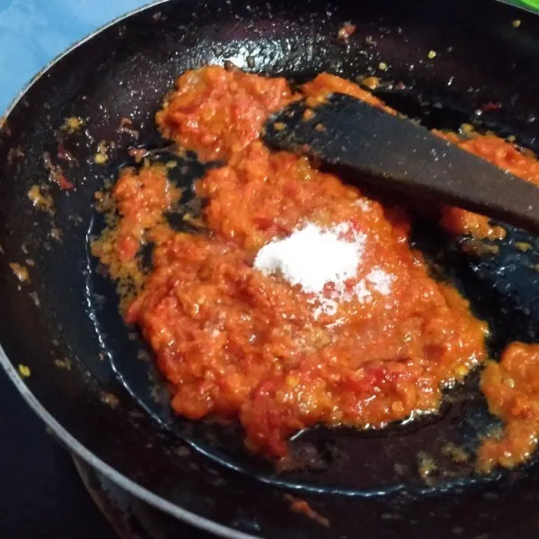 Bumbui dengan garam, penyedap rasa, dan gula, masak rata