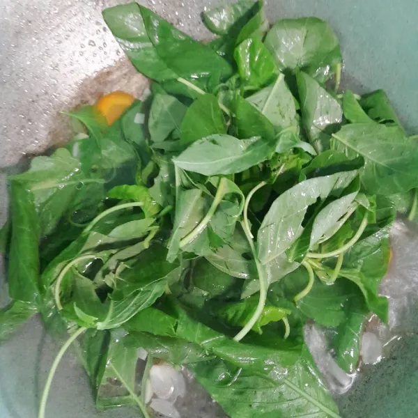 Setelah air mendidih, masukkan sayur bayam, daun bawang dan seledri.