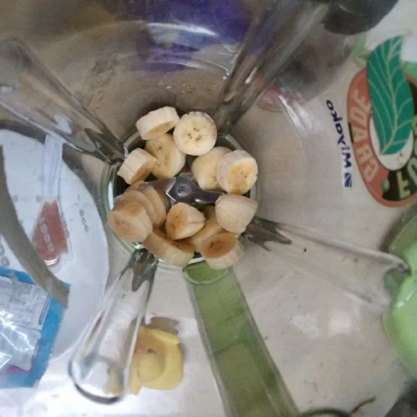 Potong-potong pisang lalu masukkan ke dalam blender.