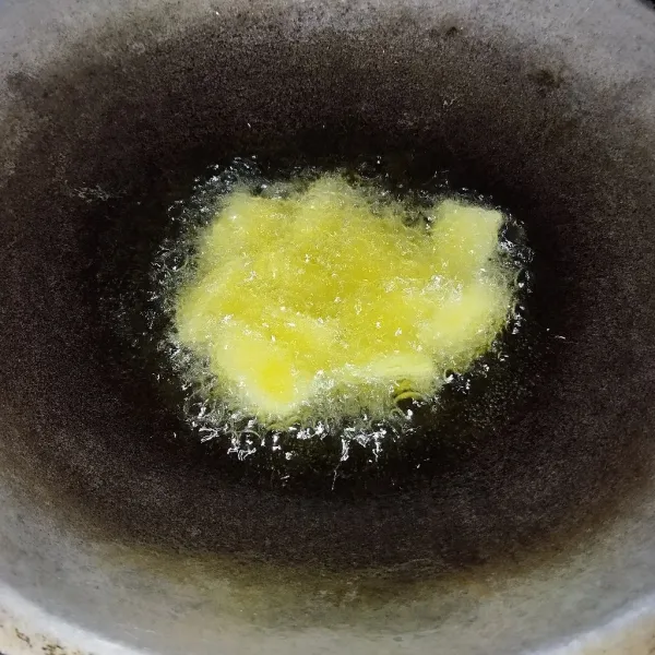 Goreng kentang hingga empuk.