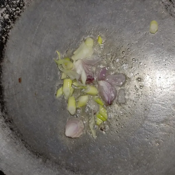Panaskan minyak, lalu tumis bawang merah dan daun bawang, tumis sampai tercium aroma wangi.