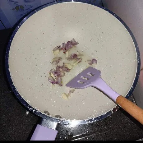 Tumis bawang merah dan bawang putih sampai aroma wangi tercium.
