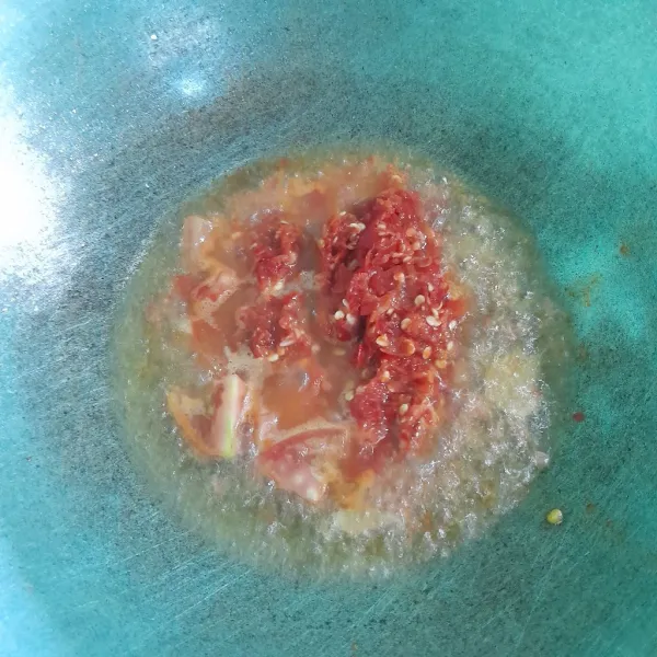 Goreng cabe giling, tomat, kaldu bubuk, masak sampai bau langu hilang.