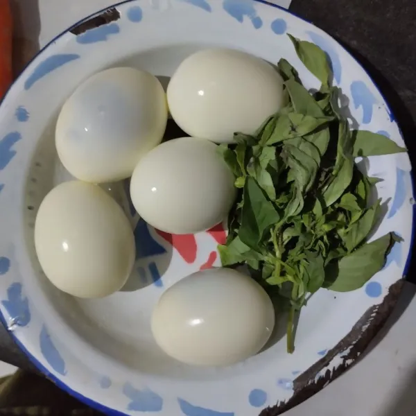 Rebus telur hingga matang kemudian kupas.