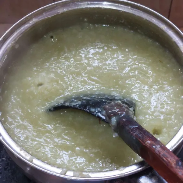 Matikan kompor setelah benar-benar kental dan terasa berat, matikan api kompor.