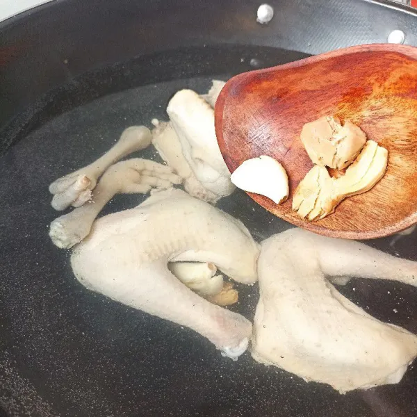 Masukkan jahe dan bawang putih. Rebus hingga ayam empuk.